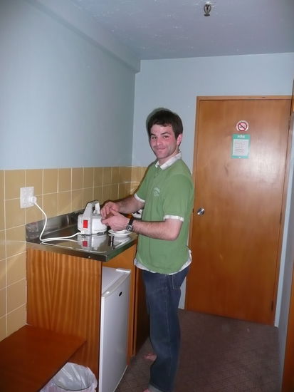 Kusi beim Kaffee kochen