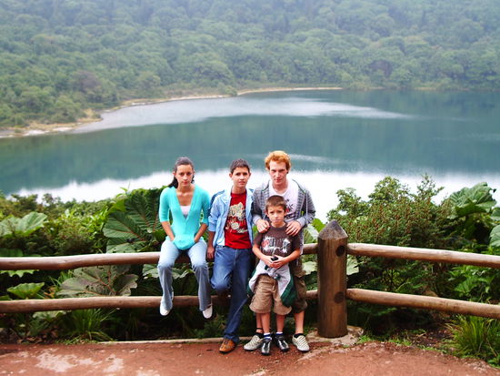 Meine Geschwister und ich vor der Lagune
(naechster Bericht)
Lilli,Grevin,Anthony