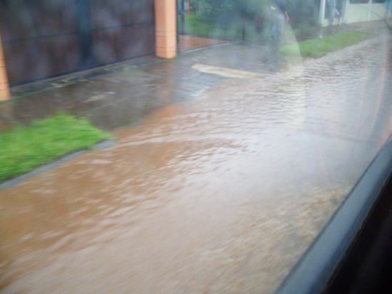 Eine Ueberschwemmte Strasse in Alajuela.