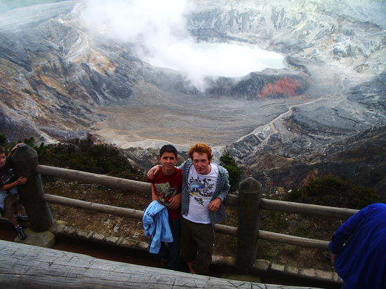 mein Bruder Grevin und ich vor dem Volcan Poas
