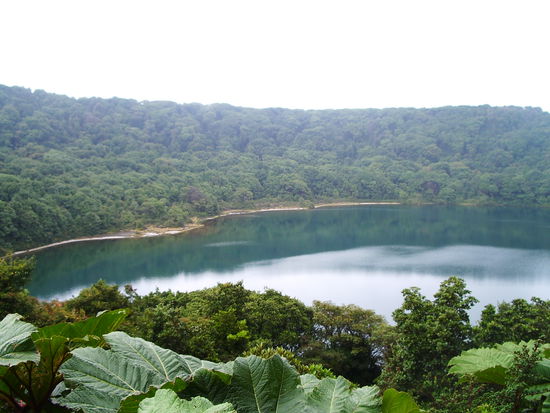 Die saeure haltige Lagune neben dem Vulkan