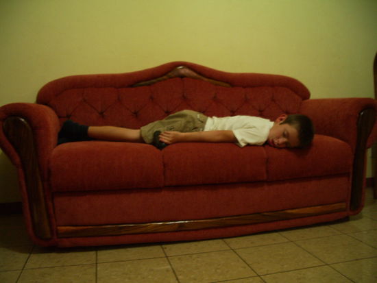 Mein kleiner Bruder schlaeft immer vorm Fernseher ein.