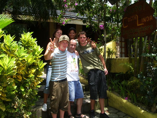 Julia,Sina,ich,Oscar und Dennis vor unserem Backpacker.