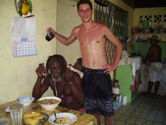 Dennis und Dennis in der Kueche.