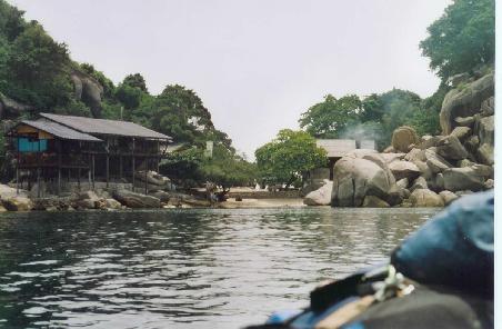 Aufm kleinen Taxiboot. Vor uns die Bucht und links das Haupthaus.