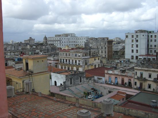 Blick über Havanna von der Dachterrasse des Hotel "Ambos Mundus"