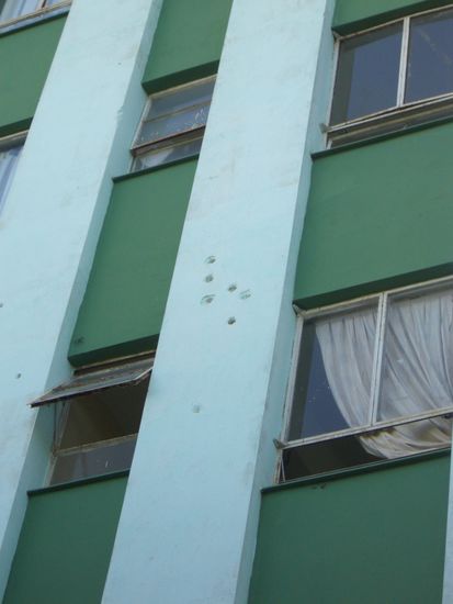 Erhaltene Einschusslöcher von den Kämpfen aus der Revolution