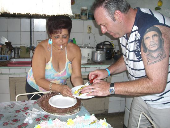 Martha (die Dame des Hauses) &amp; Thomas beim anschneiden der Torte