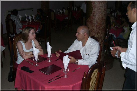 Meine Senora mit Jorghe bei der Bestellung