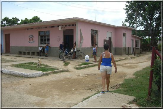 Ein staatliches Geschäft.
Reis, Mehl, Salz, manchmal Milch bekommt man hier