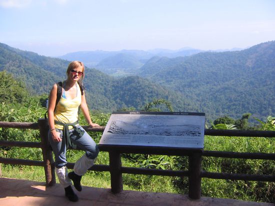 aussichtspunkt im khao yai nationalpark (man achte auf die sexy blutegelabwehrsocken)