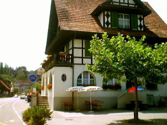 Wirtshaus in Amlikon, gleich nach der Thur-Brücke