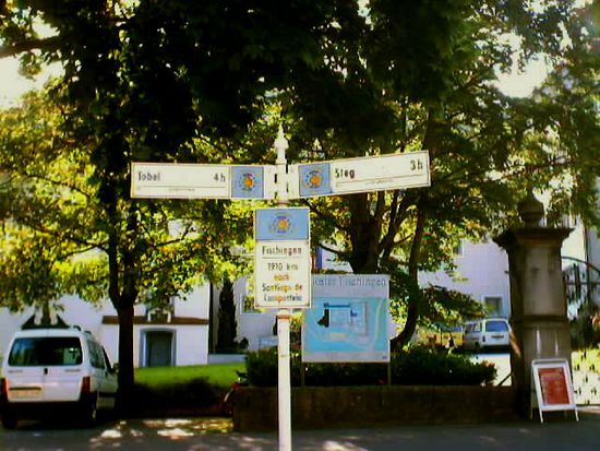 Wegweiser vor dem Kloster Fischingen:
"1910 km nach Santiago de Compostela"