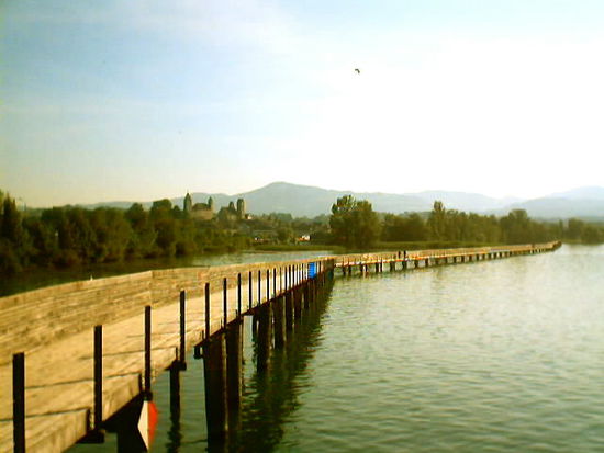 Holzsteg von Rapperswil nach Pfäffikon mit dem Heilighüsli