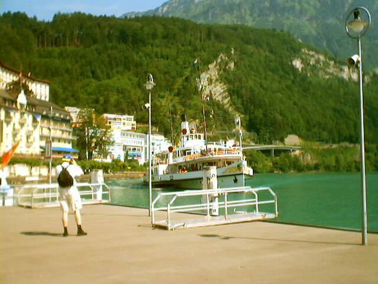 Schaufelraddampfer in Brunnen