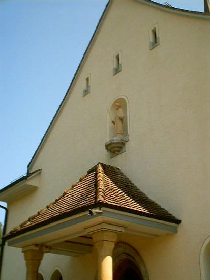 Pfarrkirche in Ennetmoos mit St. Jakobusstatue