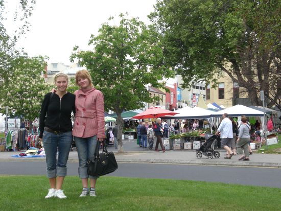 ...mit zwei netten Daeninnen aufm Salamanca Market in Hobart...
