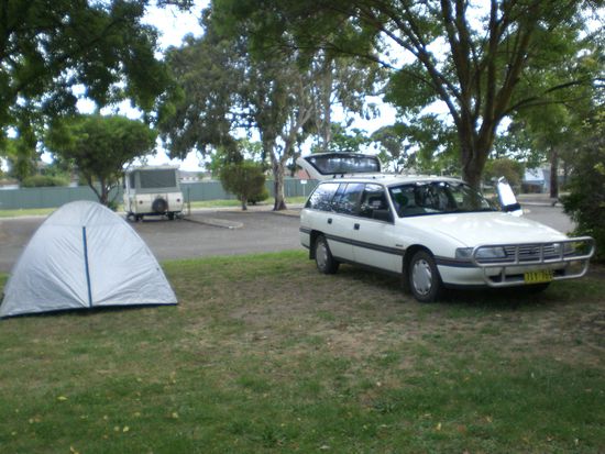 Unser doch recht geraeumiger Wagen und daneben das 2 Mann Zelt, in dem wir 1 Woche gehaust haben...