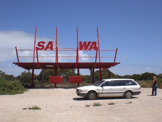 Auf halber Strecke haben wir dann endlich die Grenze zu Western Australia ueberquert. Und sogar einen Apfel haben wir ruebergeschmuggelt. Normalerweise muss man naemlich bei Einreise in einen anderen Staat alles Obst und Gemuese abgeben, wegen den boesen Fruchtfliegen und sonstigen Pestiziden... Naja, da ich so ungern Essen wegschmeisse hab ich ihn einfach versteckt und den Inspector nett angelaechelt ...