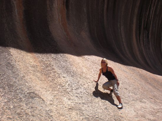 Am Mittwoch hab ich einen Trip zum Wave Rock gemacht. Wie der Name schon sagt handelt es sich dabei um einen Felsen, der wie eine Welle geformt ist. Die perfekte Surferpose muss ich allerdings noch ueben...