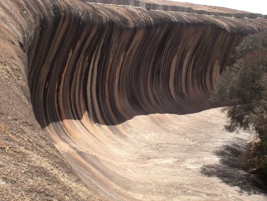 ...und hier sieht man die "Welle". Die Waende sind ca. 15 m hoch und insgesamt ist sie ca. 110 m lang.