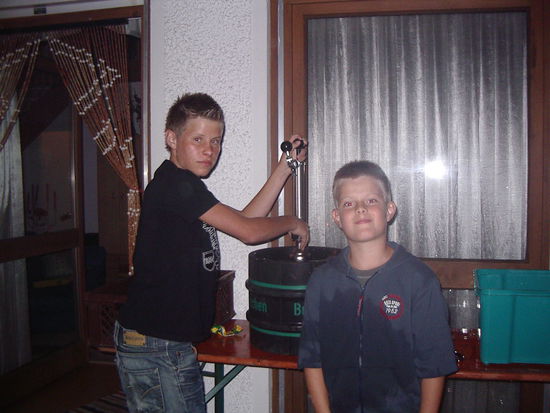 Die Jungs beim Bierzapfen