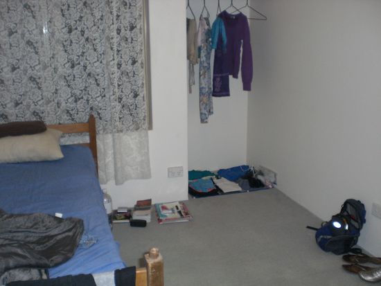 Ich hab zum 1x seit ueber 3 Monaten meinen Rucksack ausgepackt. Hab naemlich hier mein eigenes Zimmer...
Ist schon toll, mal wieder etwas Privatsphaehre zu haben...