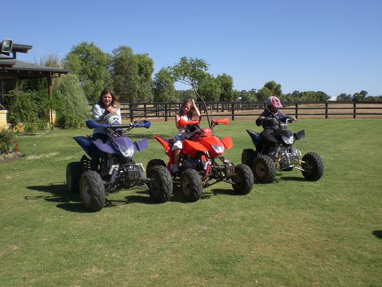 ...und die Kids haben zu Weihnachten nette Flitzer bekommen...