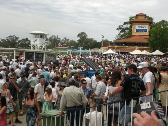 Rennsport ist bei den Aussies ziemlich beliebt, wie man sieht...