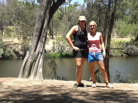 ... und neulich waren Anja und ich beim Wandern. Da wir die einzigen Personen weit und breit waren, mussten wir uns hier auf den Selbstausloeser verlassen.
So, jetzt muss ich aber los. Anja wartet naemlich schon und der Strand schreit bereits nach uns. See ya soon!