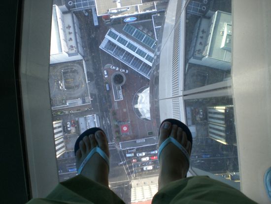 Zum Glueck bin ich nicht durch den Skytower in Auchland durchgeplumpst!
Da waere ich ganz schon tief gefallen, und dieses Mal ohne Seil oder Fallschirm...