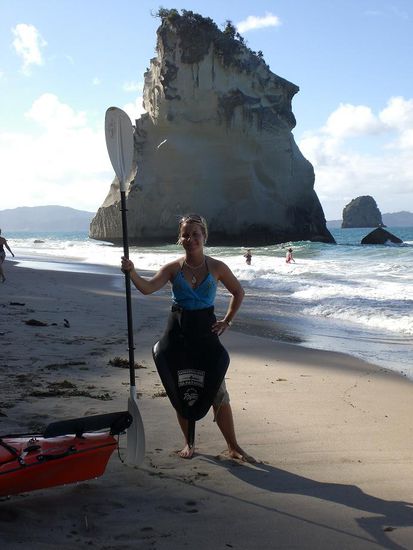 Mit meinem coolen Kajakrock (damit man nicht so nass wird, hat aber nix geholfen) an der Cathedral Cave... Kajaken macht total Spass. Schade, dass es bei uns in der Naehe keinen Ruderverein gibt...