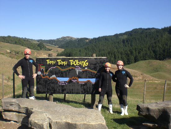 Bei unserer Black Water Rafting Tour in den Waitomo Caves...