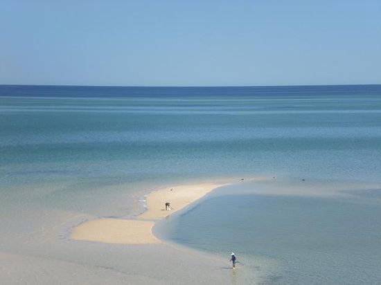 Und bei Low Tide geht man gerne mal im Meer spazieren und angeln...