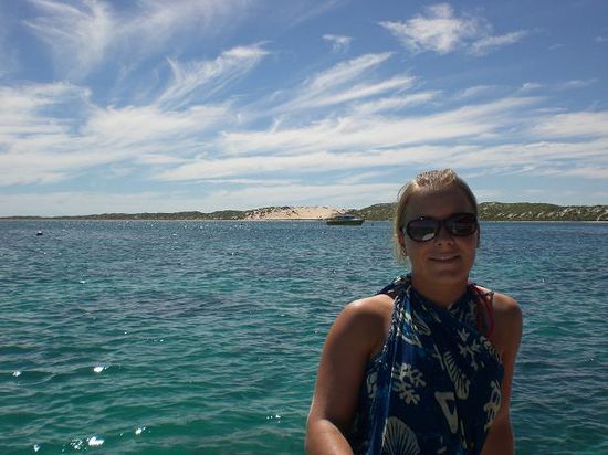 Beim Bootsfahrn und Schnorcheln in Coral Bay... tolles Wetter, schoene Fische und eine sehr entspannte Melly...