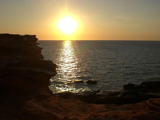 Sorry, aber hier kommt nochmal ein Sonnenuntergangsfoto... Dieses Mal von Broome... Dort ist die Sonne wirklich riessig &amp; taucht wie ein roter Ballon ins Meer ein... Hab sowas noch nie irgendwo anders gesehen...