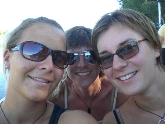 ...und danach ging es zur Erholung aufs Boot! (ich, Mikki, und Piety)