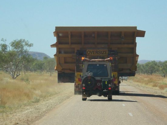Manchmal wurden wir auch auf dem Highway von etwas groesseren Transporten aufgehalten...