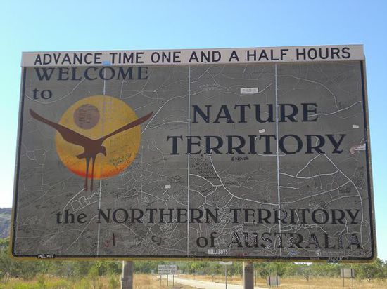 Gefreut wie die Schnitzel haben wir uns nach der Grenzueberquerung von Western Australia zum Northern Territory (DEM Outback Australiens laut den KFZ-Schildern...)