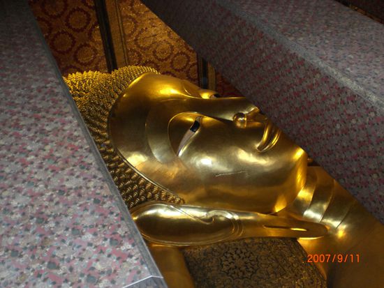 ...beim wirklich riessigen liegenden Buddha!