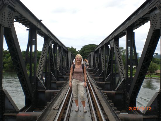 Auf dem etwas schmalen Pfad der Bruecke am Kwai...