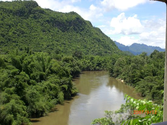 Die Landschaft ist einfach traumhaft schoen... Hier seht ihr die Grenze zu Myanmar (Birma).