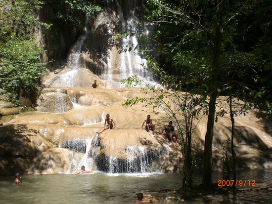 Danach gings zum Planschen an diesen herrlichen Wasserfall...