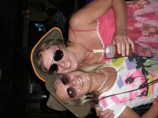 Und hier war ich mit meiner hollaendischen Freundin Piety unterwegs und ein paar Aussies, von denen wir die Huete geklaut haben... (und ihr dreht jetzt mal schoen brav eure Koepfchen, hihihi...)