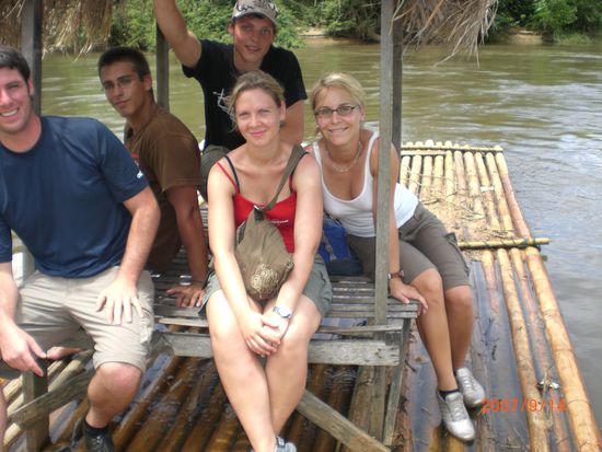 Und als Abschluss noch eine gemuetliche Bambus-Flossfahrt in Kanchanaburi.