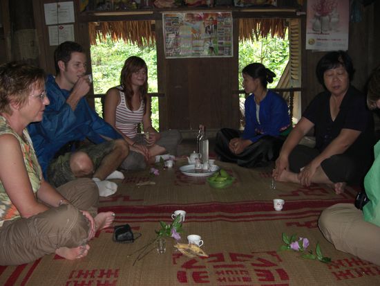 Ariane, Chris, Sarah, die Gastgeberin und Ha beim Tee
