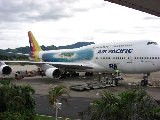 Unser Flieger, eine Boeing 747
MOCE FIJI!