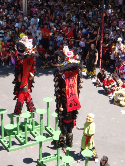 Neujahrstgrußformeln
(hinten rechts im Bild sieht man die Chinaböllerketten, die nach dem Tanz angezündet wurden)