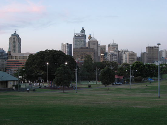Direkt vor unserer Hostelhaustür: Alfred Park mit CBD-Skyline im Hintergrund