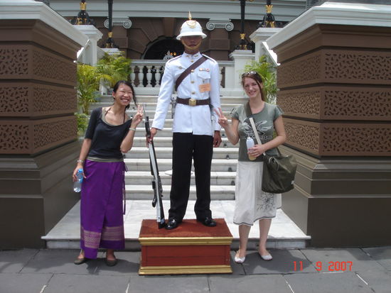 Vor dem Grand Palace in der klassischen Japanerpose, Ana mit geliehenem Sarong, weil die Shorts zu kurz waren...